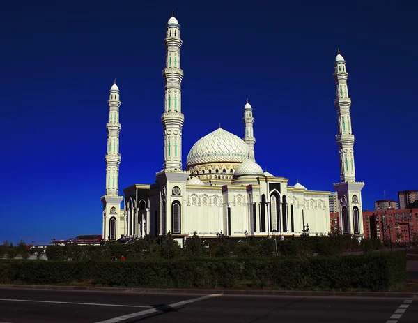 Mosque on the background of blue sky — Stock Photo, Image