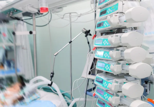 Modern uitgerust ziekenhuis kamer met patiënt in bed — Stockfoto