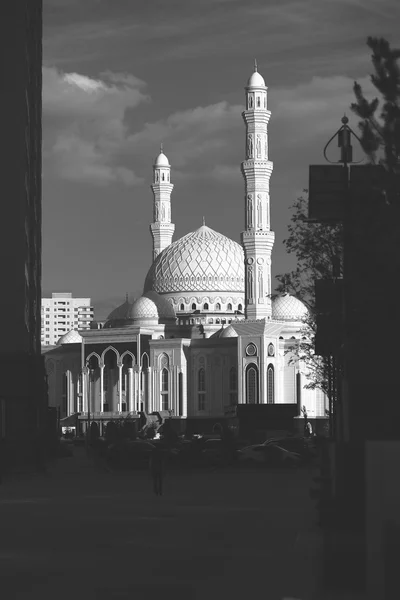 Τζαμί πυροβολήθηκε από τις σκιές σε μαύρο και άσπρο — Φωτογραφία Αρχείου