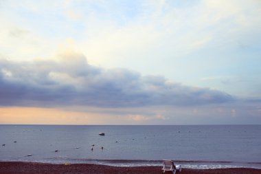 Deniz sahilinde sıcak akşam