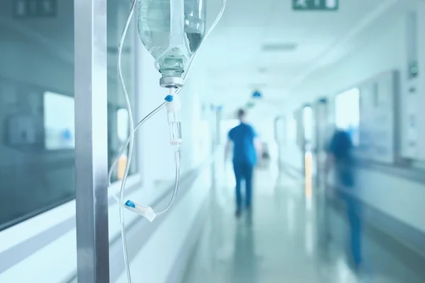 Silhuetten av en läkare som promenader i en hast i sjukhus corrid — Stockfoto