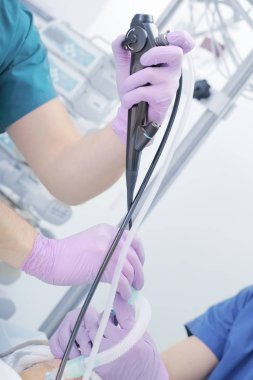 Bronkoskopi koğuşunda bir sabırlı için iletken doktor