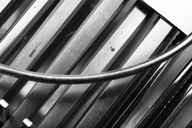 Metalik tıbbi alet seti durumda