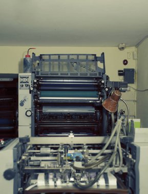 Bodrum katında Ofset baskı makinesi