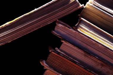 Eski siyah üzerine izole kitap kirli