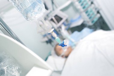Hasta yatağı karşı intravenöz damla