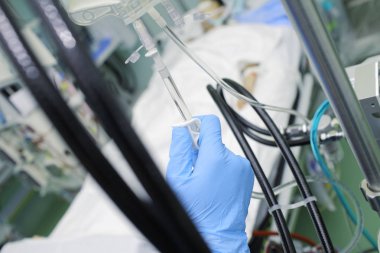 Bir hastanın tedavisi için donatımın ayarlaması