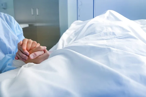 Wife holds the hand of the deceased spouse in the hospital — Stock Photo, Image