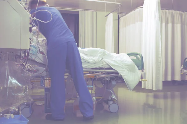 Working with a patient in the modern hospital — Stock Photo, Image