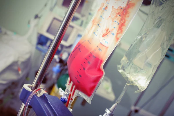 Transfusion of blood to seriously ill patient — Stock Photo, Image