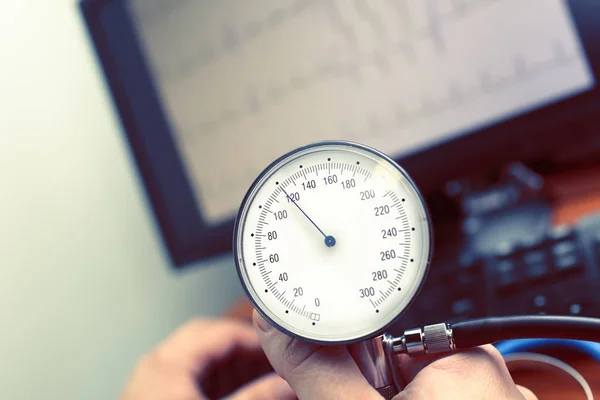 Monitor de presión arterial en manos de los médicos — Foto de Stock