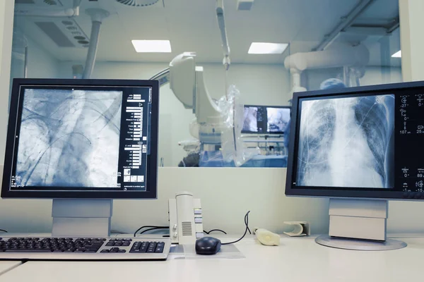 Arbetar med patienten i cathlab — Stockfoto