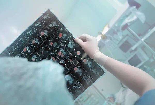 Médico femenino mirando la prueba de pacientes — Foto de Stock