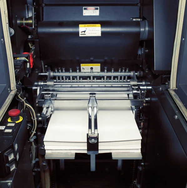 Fragment cyfrowej offsetowej maszynie z gotowym do druku papieru — Zdjęcie stockowe