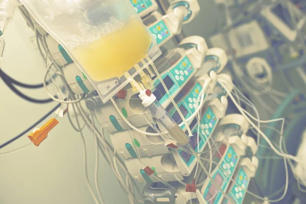 Transfusion von Blutbestandteilen zum Patienten. — Stockfoto