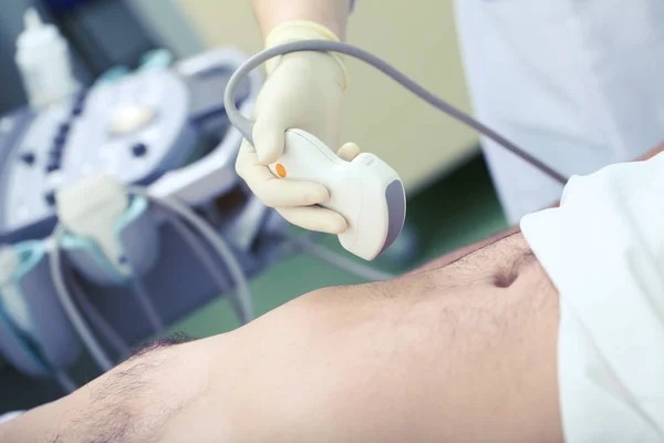 Ultraschalluntersuchung der Patientin durch Ärztin — Stockfoto