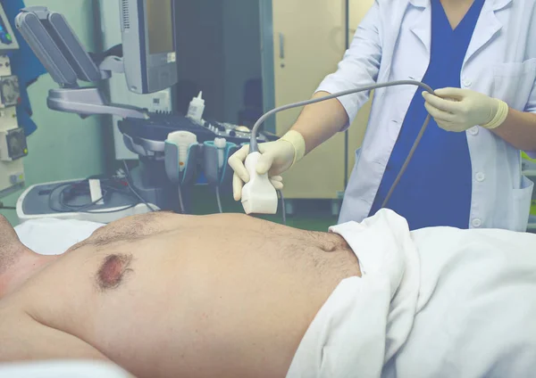 Echocardiografie van terminal patiënt in het ziekenhuis — Stockfoto