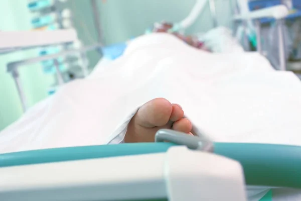 Несвідомий пацієнт у лікарняному ліжку — стокове фото