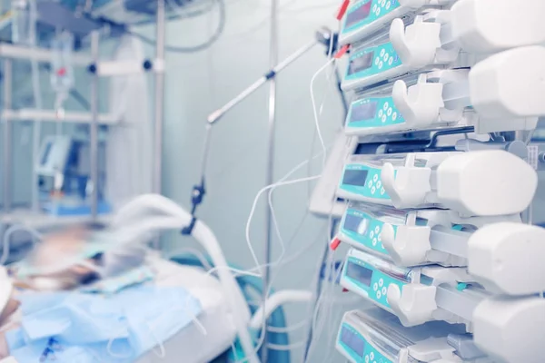 Modern ausgestattetes Icu-Zimmer mit liegendem Patienten — Stockfoto