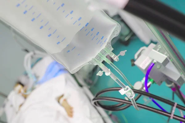 Пластиковый пакет с медицинским раствором на фоне пациента — стоковое фото