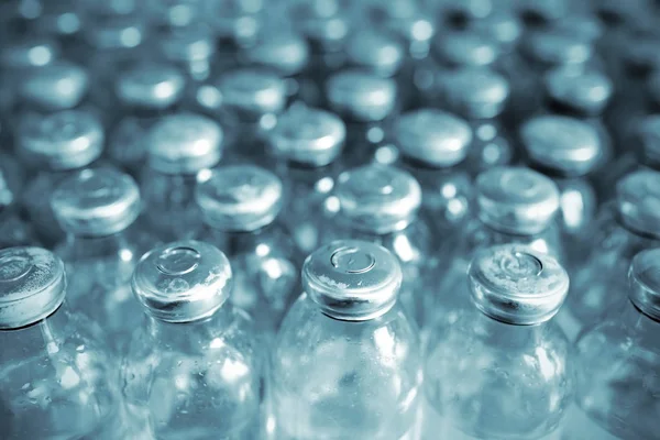 Gruppo di bottiglie medicali in fila — Foto Stock