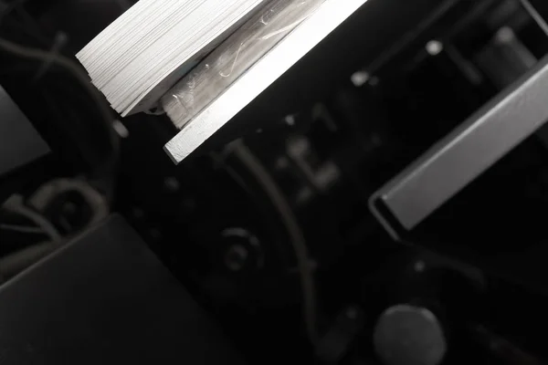Papierzuführtablett in der Druckerpresse — Stockfoto