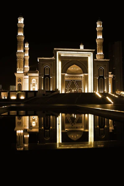 Nacht moskee reflectie op het water — Stockfoto