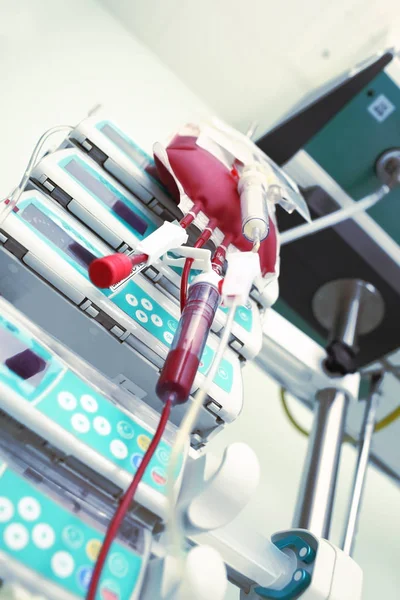 Transfusão de sangue em unidade de terapia intensiva — Fotografia de Stock