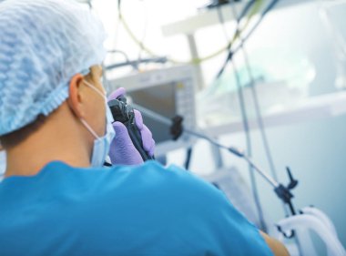 Erkek doktor tıbbi prosedür sağlama