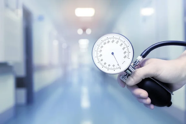 Dokter bedrijf manometer voor meting van de arteriële druk — Stockfoto