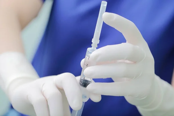 Seringa com droga em mãos de médicos — Fotografia de Stock