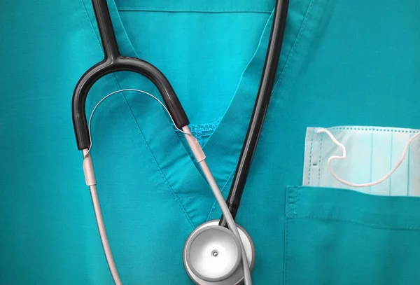Tıbbi üniforma giymeye hazır stetoskop ile — Stok fotoğraf