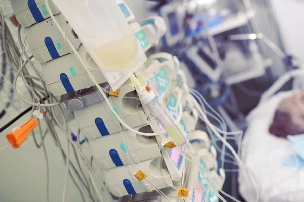 Transfusion av blodkomponenter till en patient i kritiska CEN. — Stockfoto