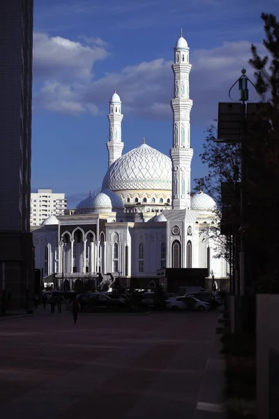 Τζαμί από τη σκιά της σύγχρονης πόλης — Φωτογραφία Αρχείου