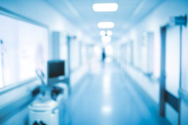 Karanlık siluet hastane hall, odaklanmamış backgrou yürüyüş