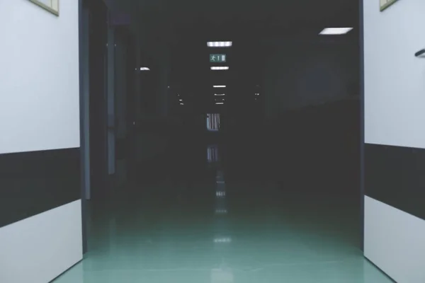 Open door to the dark hallway of hosptal — Stock Photo, Image