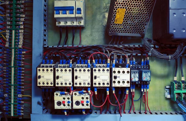 Antiguo bloque de distribución eléctrica con interruptores de cuchilla y cables, c — Foto de Stock