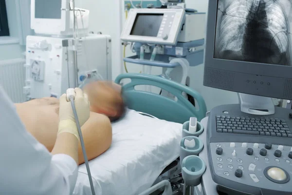 Exame ultrassonográfico do paciente em enfermaria hospitalar — Fotografia de Stock