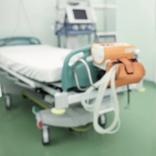 Leere Krankenhausstation mit Geräten, unfokussierter Hintergrund — Stockfoto