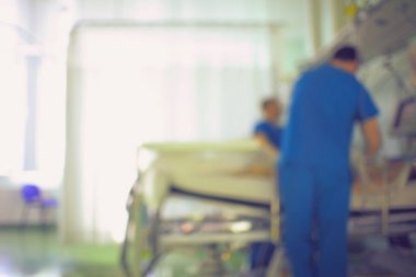 Hasta yatağı, odaklanmamış backgrou doktorda Yataklı hastane servis