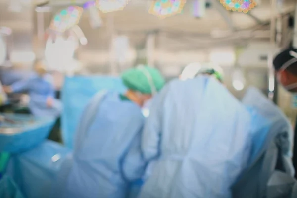 Группа хирургов во время операции, несосредоточенный фон — стоковое фото
