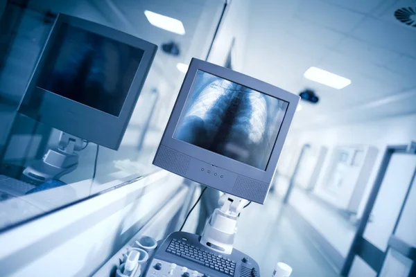 Vizsgálati eszközök a kórházba hall wih röntgen kép — Stock Fotó