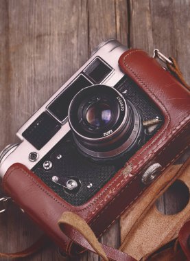 Düzensiz ahşap arka plan üzerinde Retro kamera