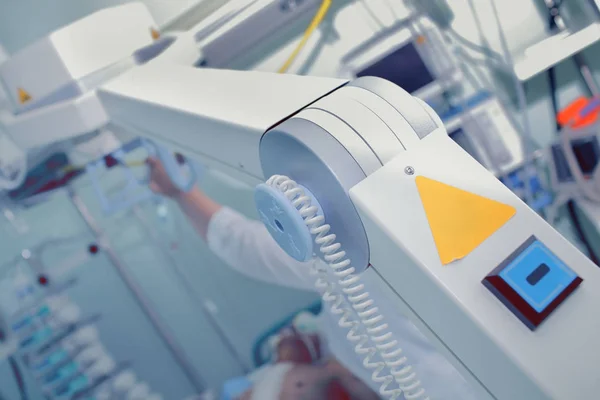 Konfigurowanie aparatu rentgenowskiego w szpitalnym pokoju — Zdjęcie stockowe