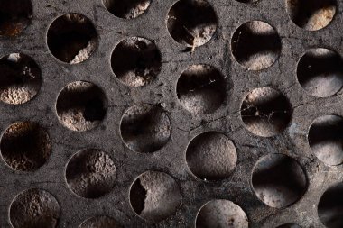 Senin ekleme için boş alan ile delikli metal plaka.