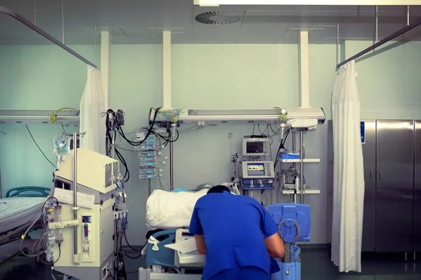 Adeguamento delle apparecchiature eseguite dal tecnico in terapia intensiva — Foto Stock