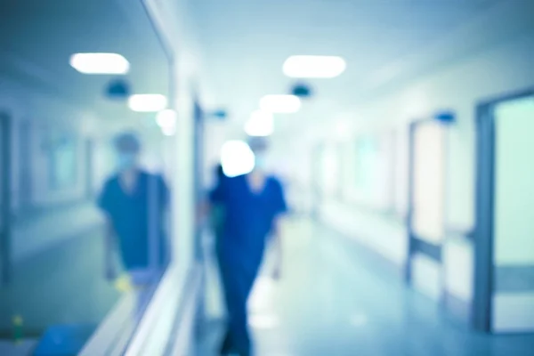 Orvosi munkavállaló az a kórházba hall, céltalan háttér — Stock Fotó