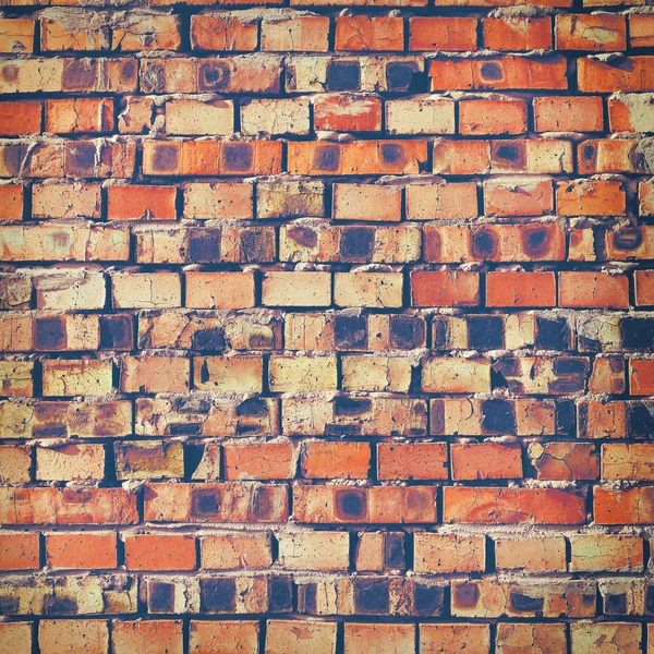 Parede de tijolo vermelho nas ruas da cidade — Fotografia de Stock