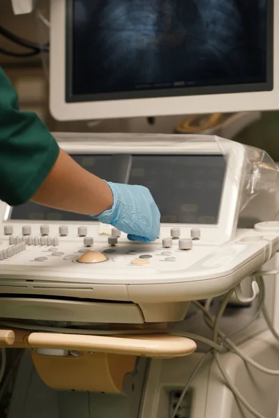 Trabalhando com equipamentos modernos no tratamento de um paciente — Fotografia de Stock