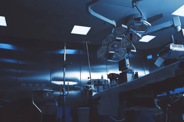 Гломійні кольори нічної операційної кімнати готові до прийому паті — стокове фото